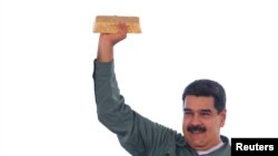 Венесуэла президенті Николас Мадуро алтын құймасын ұстап тұр. 5 желтоқсан 2017 жыл.