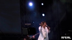 جمشید در حال اجرا در کنسرت نوروزی در دوبی