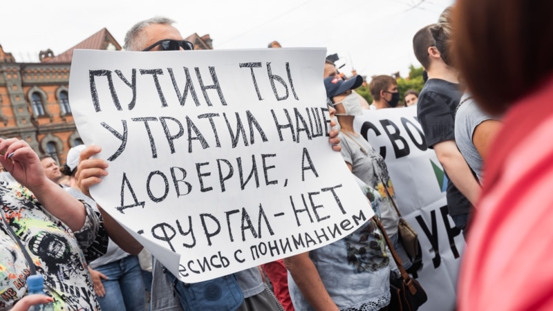 La Habarovsk, guvernatorul interimar al regiunii, Mihail Degtearev, a ieșit pentru prima dată la protestatari