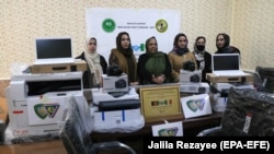شماری از زنانی که پیش از بازگشت طالبان در افغانستان مصروف انجام وظایف رسمی بودند.