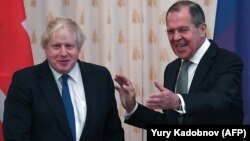 Ministri i Jashtëm rus, Sergei Lavrov (djathtas) dhe ministri i Jashtëm britanik, Boris Johnson (majtas), gjatë takimit të sotëm në Moskë.