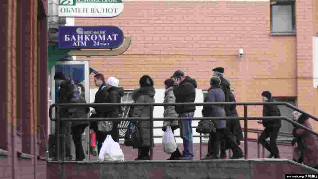 Новы Год 2013, Менск. Чарга ў абменьнік перад сьвятам.