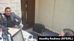 Rəşad Məcid (solda) və "Pen klub" proqramının aparıcısı İlqar Rəsul. Azadlıq Radiosunun Bakı studiyası, 10 fevral, 2011