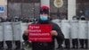 Мужчина с плакатом на митинге в поддержку Навального в Барнауле. Россия, 21 апреля 2021 года