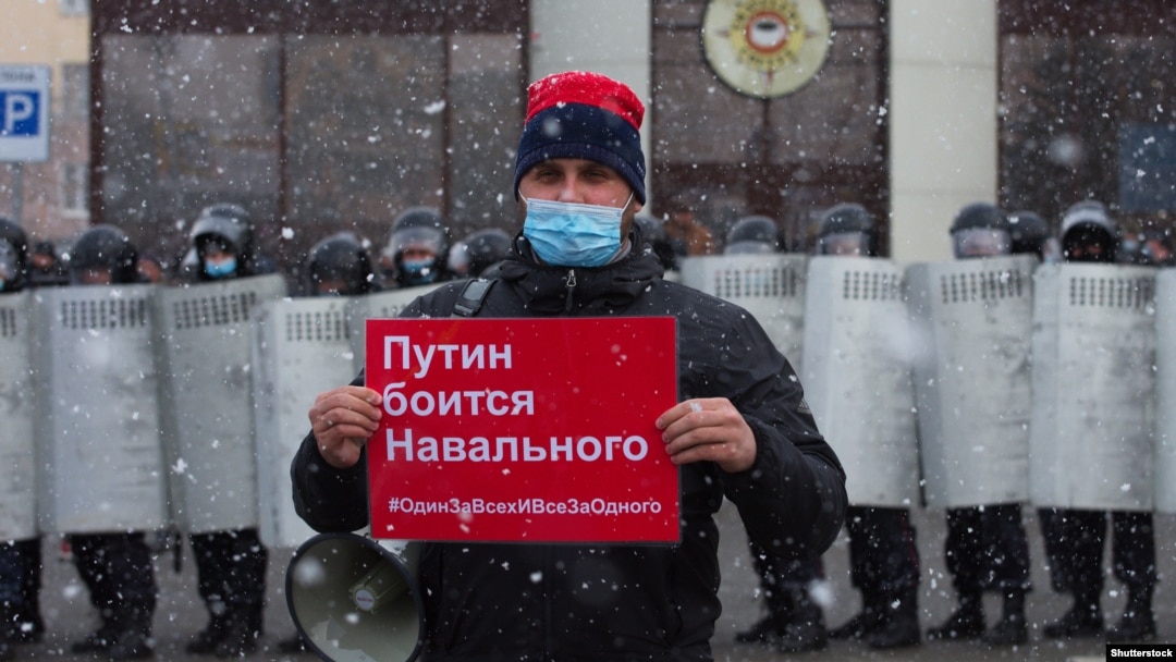 Один из участников акции в поддержку Алексея Навального, апрель 2021 года