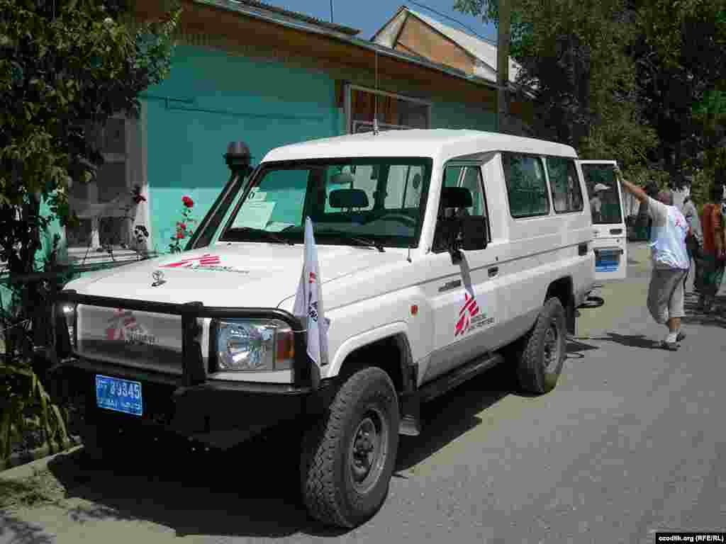 Ўшдаги жабрланганларнинг ëрдамчиси - Чегара билмас врачлар.