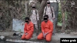 Скриншот видео, распространенного ИГ, где дети показаны исполнителями казни.