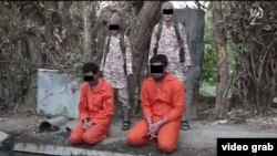 Yrakda (Mosul) ýesirleriň janyna kast edýän 10 ýaşyndaky özbek oglanjyk.