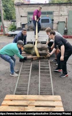 Евакуація кам’яних баб з сходу Дніпропетровської області. Фото Юрія Фанигіна