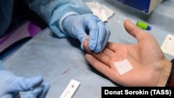Забор крови в мобильном пункте экспресс-тестирования на ВИЧ, архивное фото