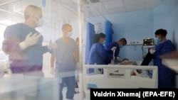 Kosovë: Punëtorë shëndetësorë, duke trajtuar një pacient në Klinikën Infektive në Prishtinë (1 shtator, 2021). 