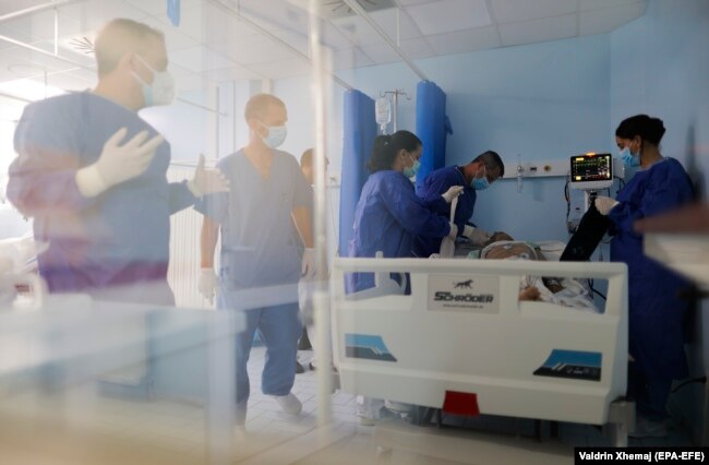 Mjekët duke u përkujdesur për një pacient në kujdesin intensiv të Klinës Infektive. 6 shtator 2021.