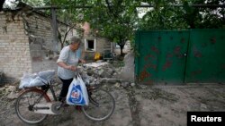 More than a dozen buildings were reportedly damaged in the shelling of the front-line town of Krasnohorivka in eastern Ukraine. (file photo)