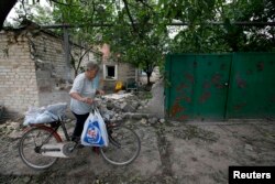More than a dozen buildings were reportedly damaged in the shelling of the front-line town of Krasnohorivka in eastern Ukraine. (file photo)