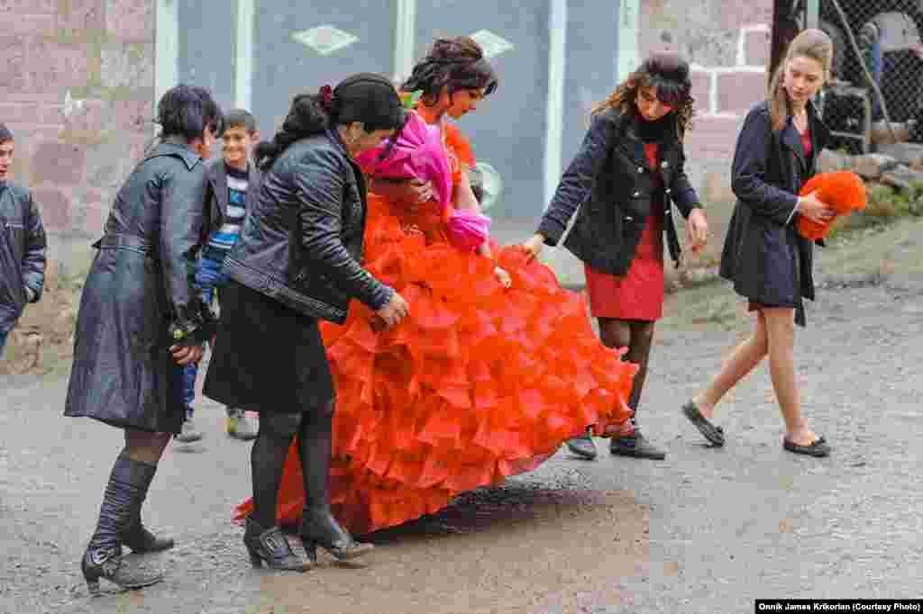 Although most of the wedding guests are ethnic Azeris from the surrounding Kvemo Kartli region of Georgia, some are ethnic Armenians from Tsopi.