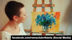 Вікторія Романюк малює картину з волошками