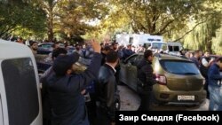 Сторонники задержанных крымчан у здания суда в Симферополе, куда доставили задержанных ранее крымских татар, подозреваемых в причастности к деятельности организации "Хизб ут-Тахрир". Симферополь, 12 октября 2017 года.