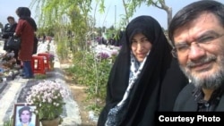 پدر و مادر محسن روح‌الامینی، بر مزار فرزندشان