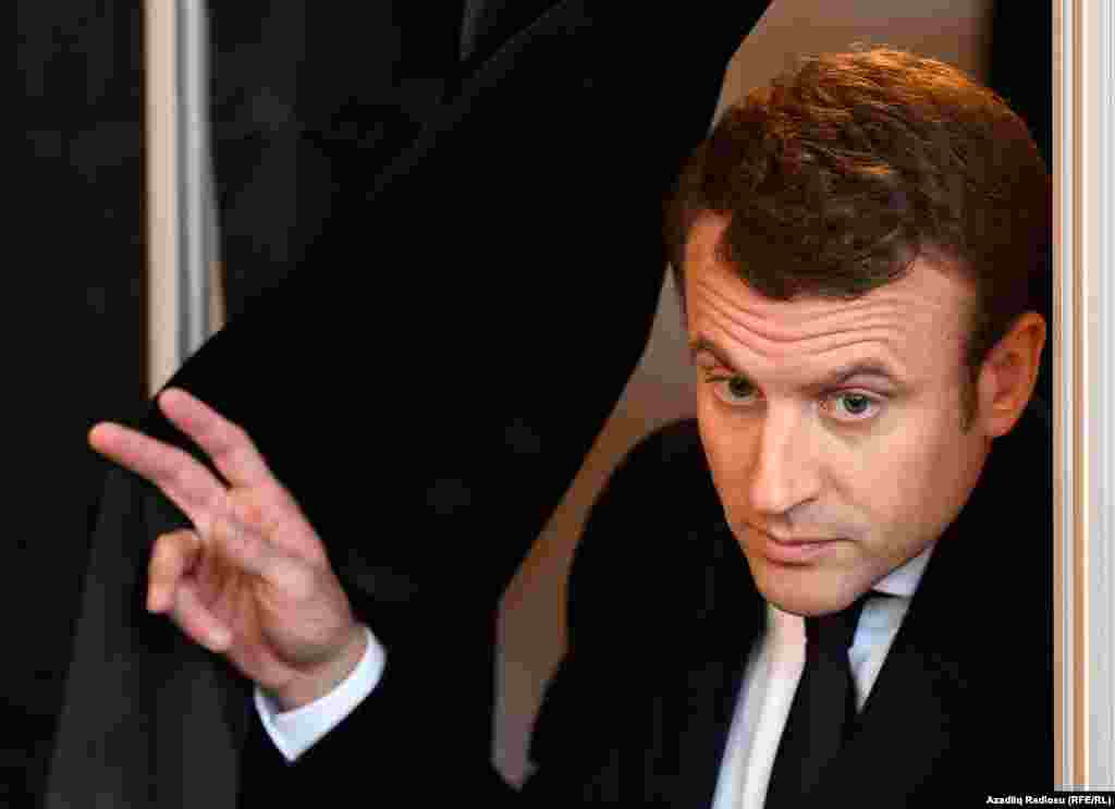 Prezidentliyə namizəd Emmanuel Macron səs verir