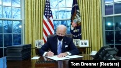 ԱՄՆ 46-րդ նախագահ Ջո Բայդենն առաջին հրամանագրերն է ստորագրում Սպիտակ տանը, Վաշինգտոն, 20-ը հունվարի, 2021թ․