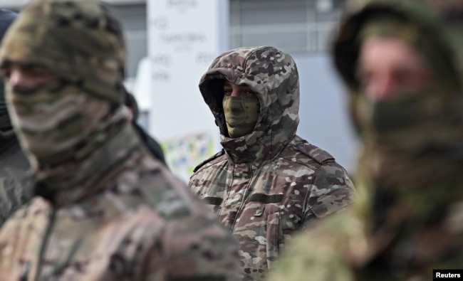 Ushtarë rusë, që po përgatiten të dërgohen në Ukrainë, marrin pjesë në një ceremoni për pranimin e automjeteve të reja, në shtator 2025.