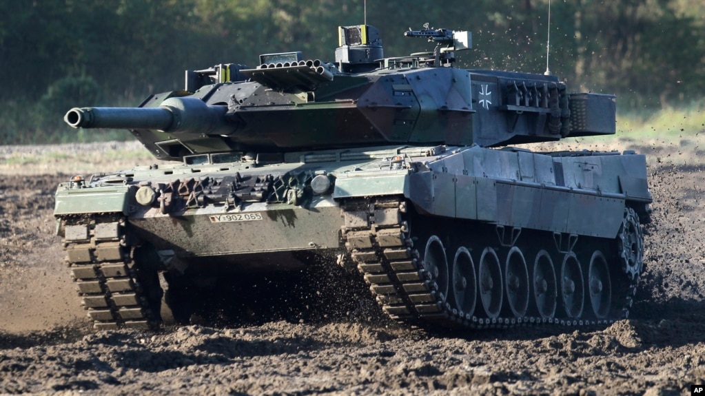 Nemistiñ "Leopard 2" (Leopard 2) tankisi.