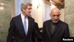 Afghan President Hamid Karzai (right) with U.S. Secretary of State John Kerry at the Presidential Palace in Kabul on March 25