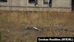 Залишки російського FPV із кумулятивною гранатою обабіч дороги