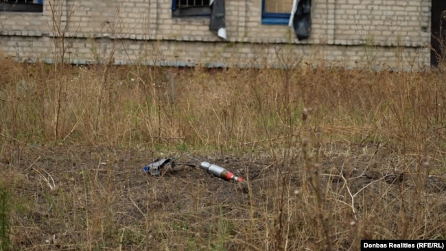 Залишки російського FPV із кумулятивною гранатою обабіч дороги