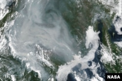 Satelitski snimak od 5. jula na kojem se vide veliki oblaci dima iznad ruske republike Sahe.