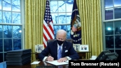 La Casa Albă, imediat după depunerea jurământului, președintele Joe Biden semnează o serie de decizii prezidențiale, semnalând o ruptură definitivă cu era Trump, Washington, 20 ianuarie 2021.