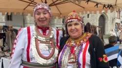 Ярминкәгә күбесе милли киемнән килгән иде. Бу да чарага бер ямь өстәде.