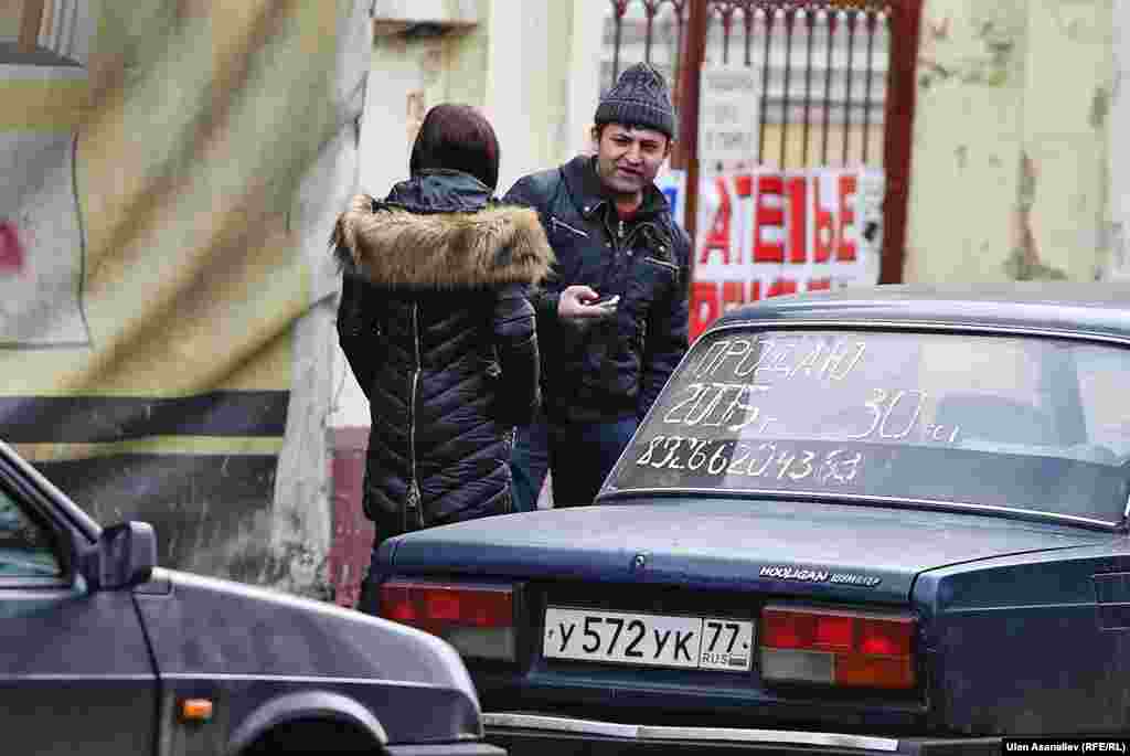 Мигранты из Украины, работающие таксистами.