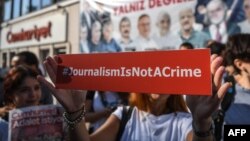 معترضان به برخورد پلیس ترکیه با روزنامه‌نگاران در استانبول