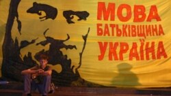 Під час «Мовного майдану». Біля будівлі Українського дому в Києві, 4 липня 2012 року
