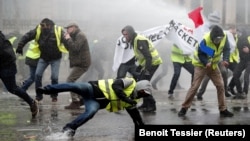 Pamje nga protestat në Paris