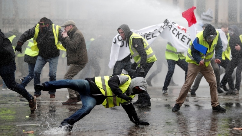 Policia franceze përleshet me protestuesit 