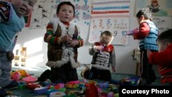 Моңғолиядағы «Балбөбек» балабақшасындағы балалар. Сурет steppenomads.org сайтынан алынған. 