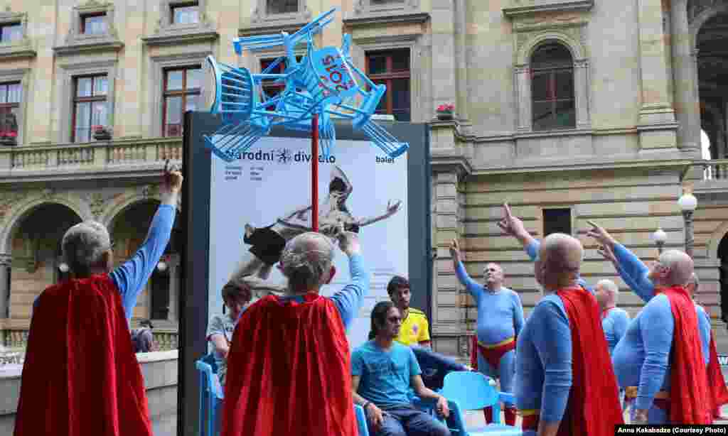 პერფორმანსი &quot;ლურჯი დაქანცული გმირები&quot; (შვეიცარია)