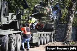 Під час демонтажу радянського танка Т-34, що був встановлений як пам’ятник, присвячений Другій світовій війні. Нарва, Естонія, 16 серпня 2022 року