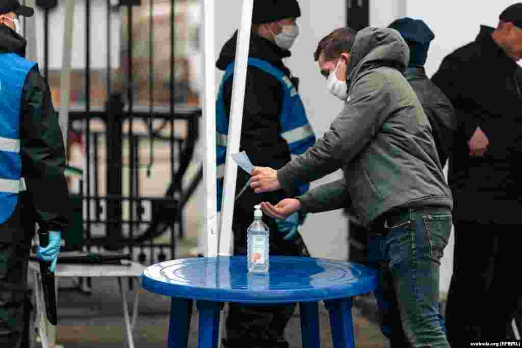 На ўваходзе на стадыён можна апрацаваць рукі антысэптыкам.