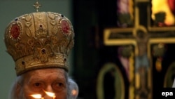 Patriarch Pavle prays at Serbian Orthodox Christmas liturgy in Belgrade in January 2007.