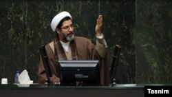 آقای بحرینی دومین نماینده مجلس یازدهم است که در هفتههای اخیر به کرونا مبتلا شده است.