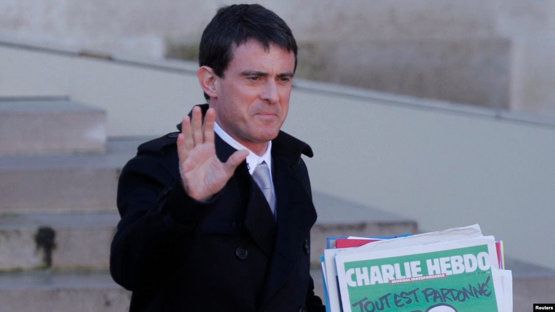 Мануэль Вальс с номером еженедельника Charlie Hebdo, вышедшим после нападения на редакцию