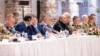 Delegația ucraineană, condusă de ministrul ucrainean al Apărării, Rustem Umerov (centru, în negru), participă la o întâlnire cu oficiali ruși (care nu apar în imagine) la Istanbul, pe 16 mai.