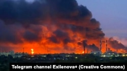 Un incendiu puternic la rafinăria de petrol Kuibîșev din regiunea Samara, Rusia, după un atac cu drone ucrainene, în luna august.
