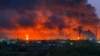 Иллюстративное фото. Пожар на одном из нефтеперерабатывающих заводов в России в результате атаки украинских БПЛА в августе 2025 года.