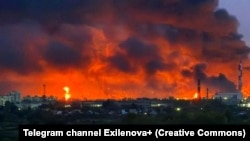 Иллюстративное фото. Пожар на одном из нефтеперерабатывающих заводов в России в результате атаки украинских БПЛА в августе 2025 года.