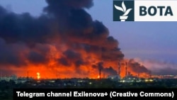 Shtëllunga tymi në rafinerinë e naftës Kuibishev, në rajonin e Samarës në Rusi, që u godit nga dronët ukrainas në muajin gusht. 