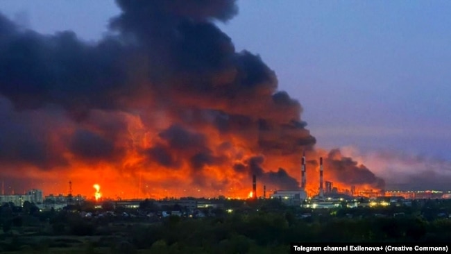 Пожежа на території Куйбишевського НПЗ у Самарській області РФ після удару дронами ЗСУ, серпень 2025 року